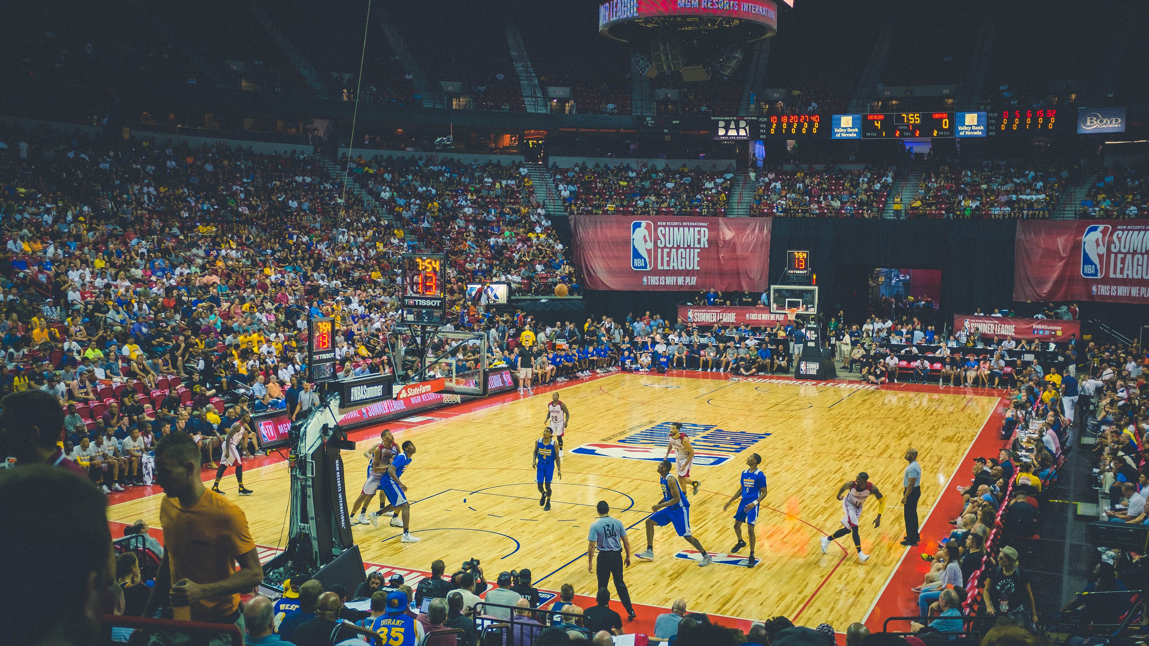 当F1轮胎的焦香遇见篮球鞋的摩擦，勒布朗·詹姆斯如何统治一场跨界之夜