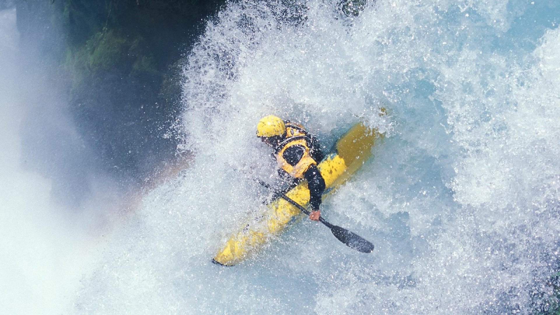 轮胎墙前的魔术崩解，雄鹿如何在F1街道赛焦点战中一波带走魔术师